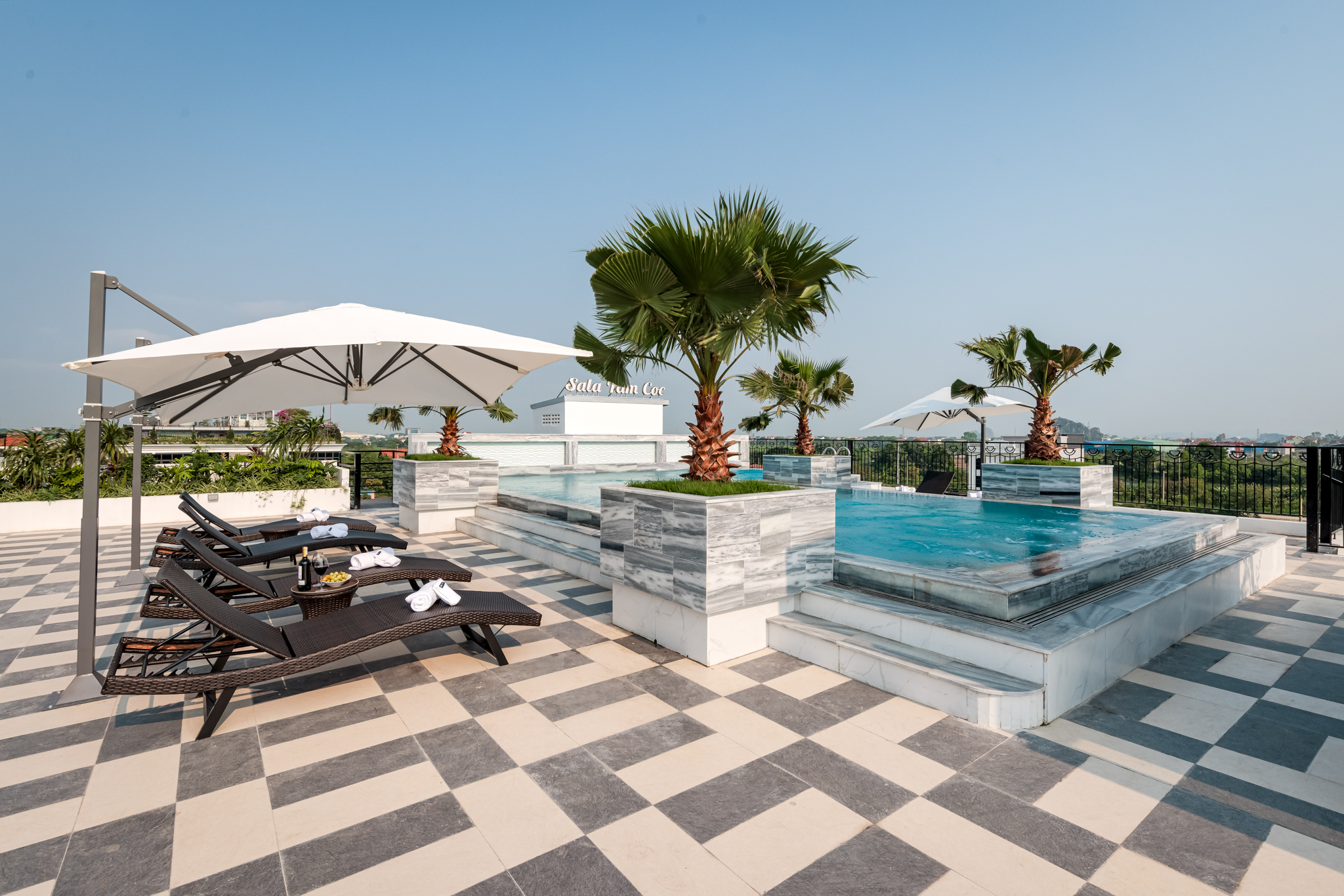 Rooftop Mountain View Pool